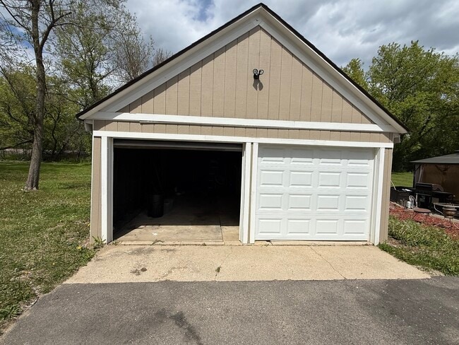 Building Photo - 208 W Nippersink Rd