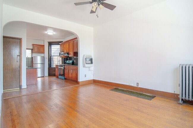Building Photo - 3307 N Clark St