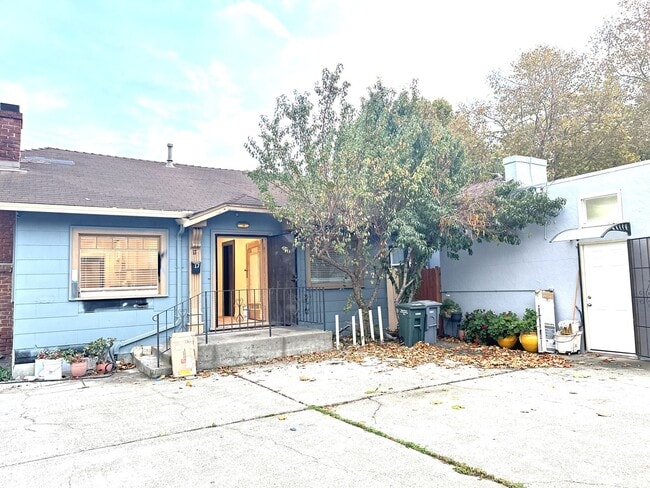 Building Photo - 5 Bed/2 Full Baths W/Washer&Dryer Hook Ups!