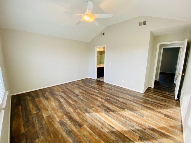 Building Photo - {12337} Spacious Stone Creek Village Townhouse + All Appliances Included + Lawn Care Included + 1...