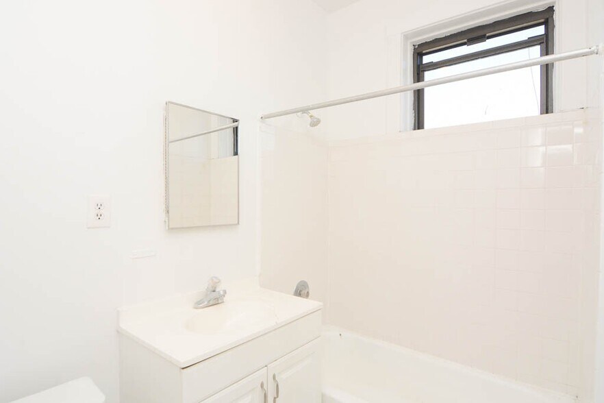 Building Photo - 832 W Waveland