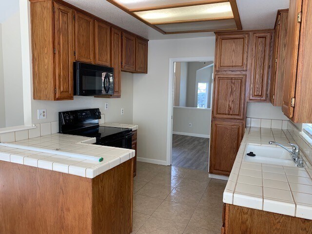 Building Photo - Spacious 3 Bedroom / 2 Bath Home with a Bo...