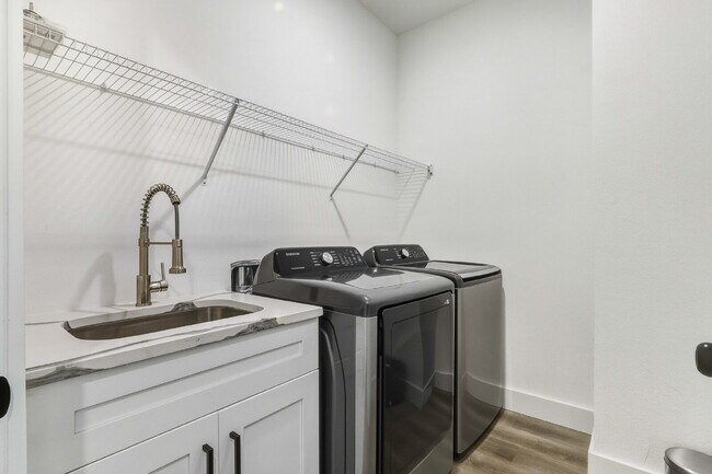 Building Photo - Luxurious 3 Bedroom Condo with Spacious La...