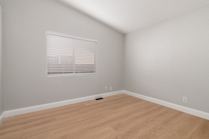 Building Photo - 4952 Lake Shore Ct
