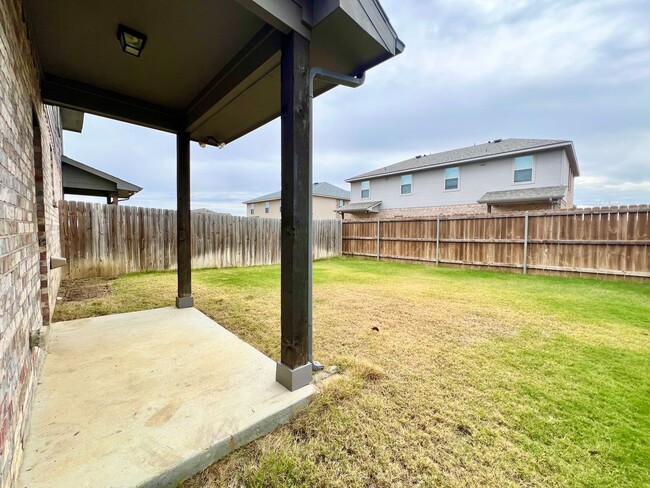 Building Photo - Cozy Townhome ready for new tenants!