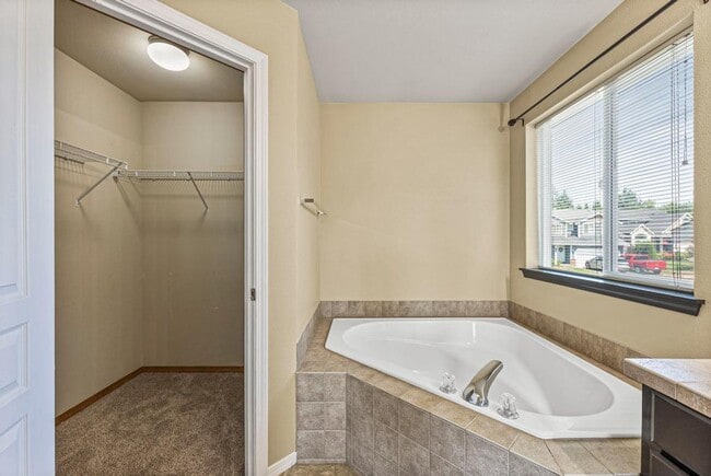 Building Photo - Spacious Corner Lot Home Near JBLM | 4 Bed...