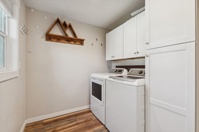 Building Photo - Charming 2 bedroom, 1 bath house