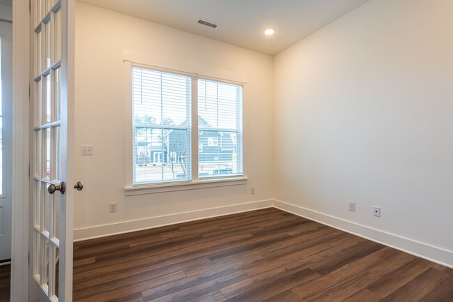 Building Photo - Gorgeous 4+ Bedroom Home in 12 Oaks