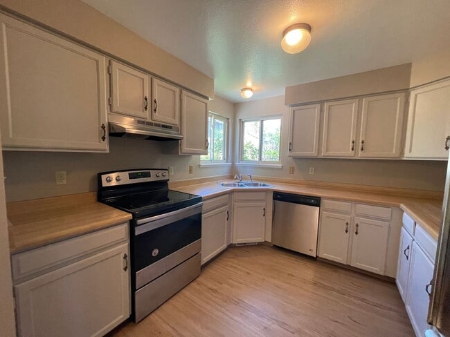 Building Photo - 4425 Hollyhock St