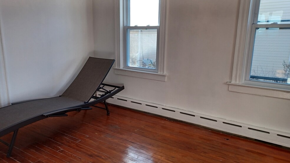 Building Photo - 33 Center St