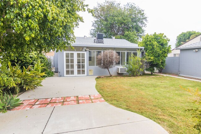 Building Photo - Charming single story home in heart of Reseda