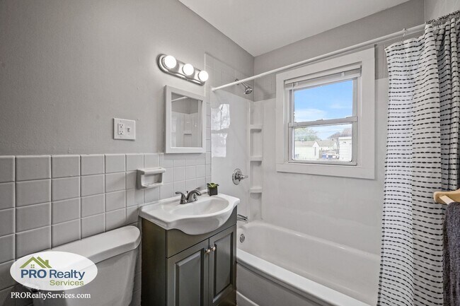 Building Photo - 2 Bedroom Home