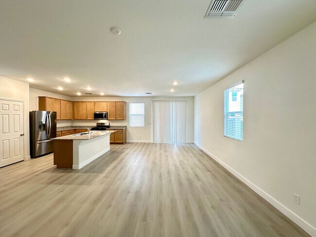 Building Photo - Saguaro North