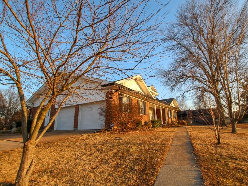 Building Photo - 4950 Lemay Ferry Rd