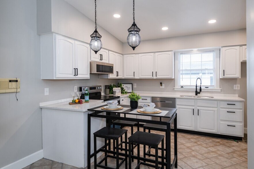 Building Photo - 130 Mound St