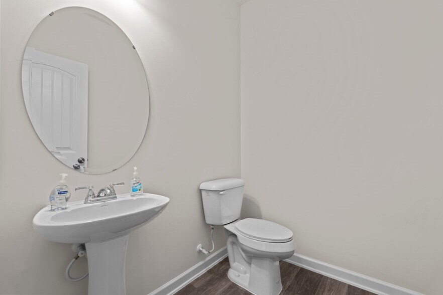 Building Photo - 827 Biltmore Dr