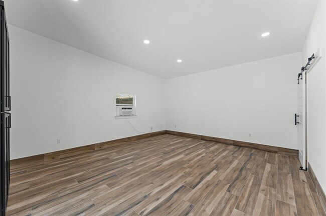 Building Photo - 10070 Cedardale Dr