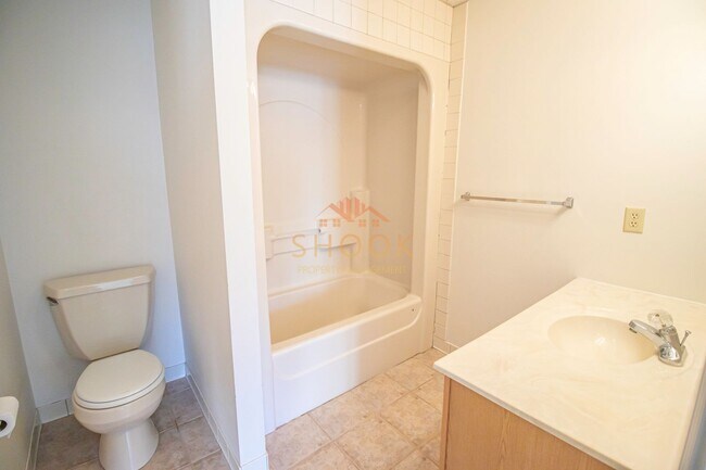 Building Photo - LARGE CONDO UNIT CLOSE TO CAMPUS - Available mid June