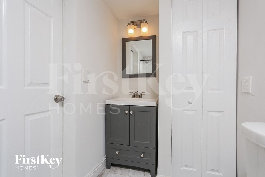 Building Photo - 1571 NE 44th St