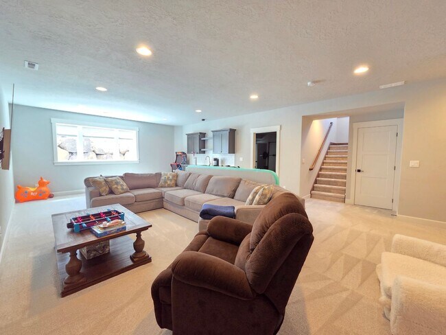 Building Photo - $4,800 - 5 Bed / 3 Bath Custom Built Home w/ Private Sport Court & Golf Green