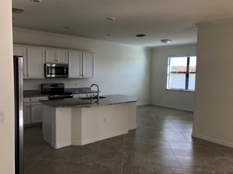 Building Photo - 1591 Santiago Cir