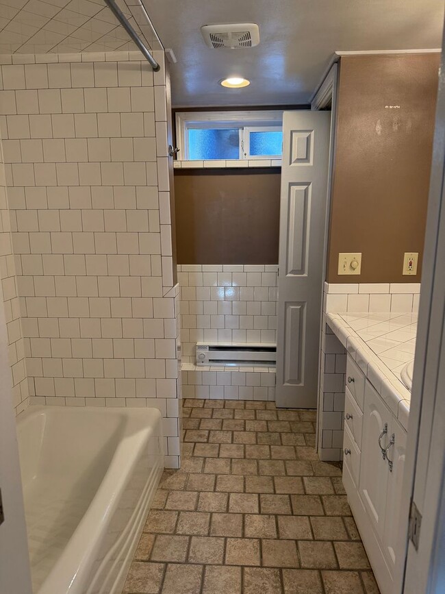 Building Photo - Well Maintained 1 Bed, 1 Bath Apartment
