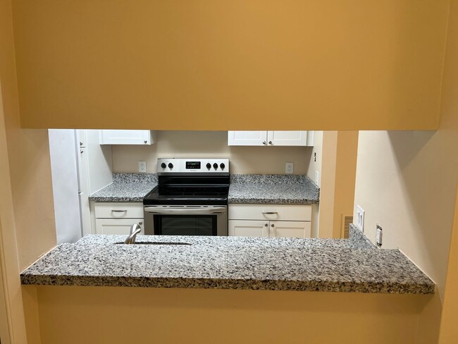 Building Photo - Remodeled First Floor Cutie!