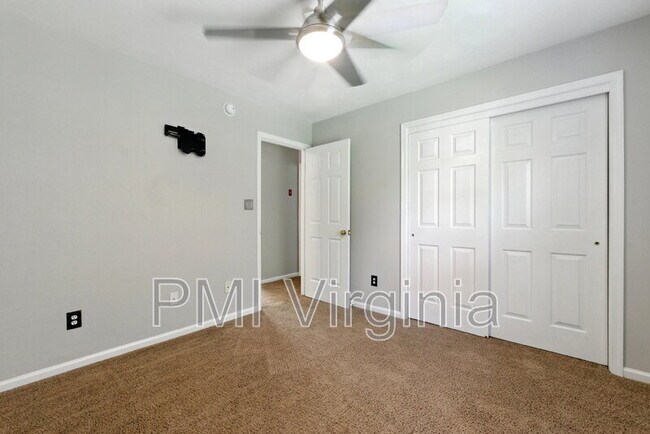 Building Photo - 6811 Dickens Ct E