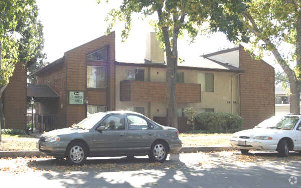 Building Photo - Amber Pines
