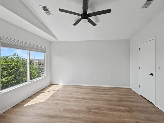 Building Photo - 6501 San Antonio Dr NE