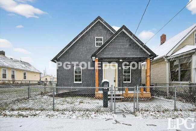 Building Photo - 2025 Caledonia St