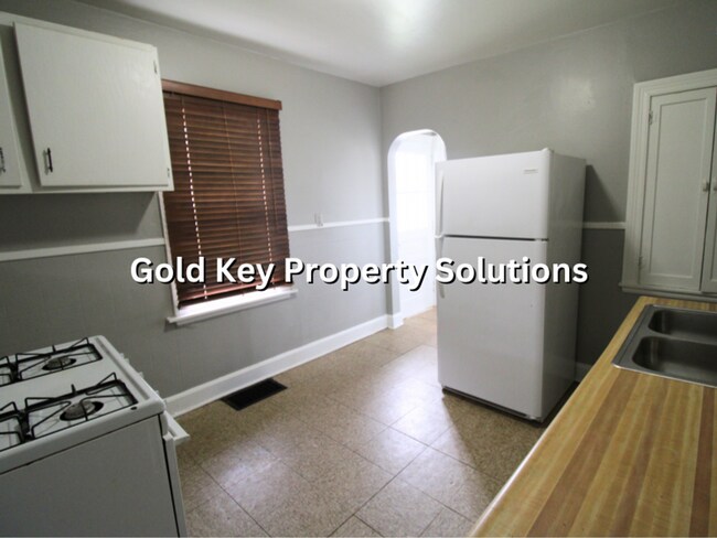 Building Photo - 2 BR 1 BA House with 2 Covered Porches and Huge Garage (NO SECTION 8)