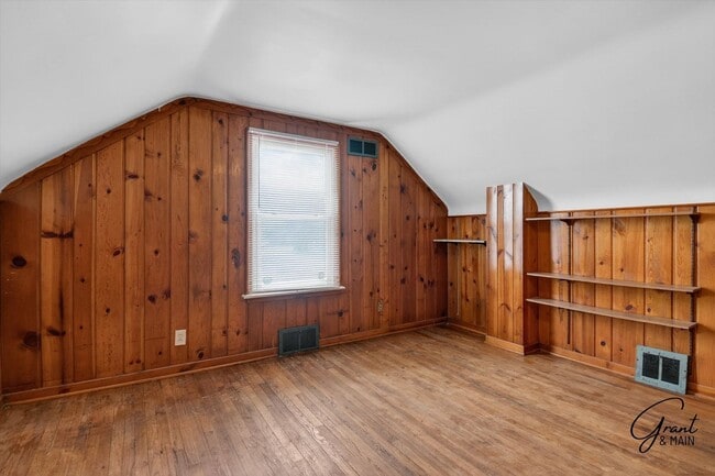 Building Photo - $1400 3 bedrooms