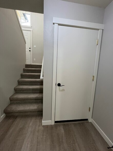 Building Photo - 607 W 1st St