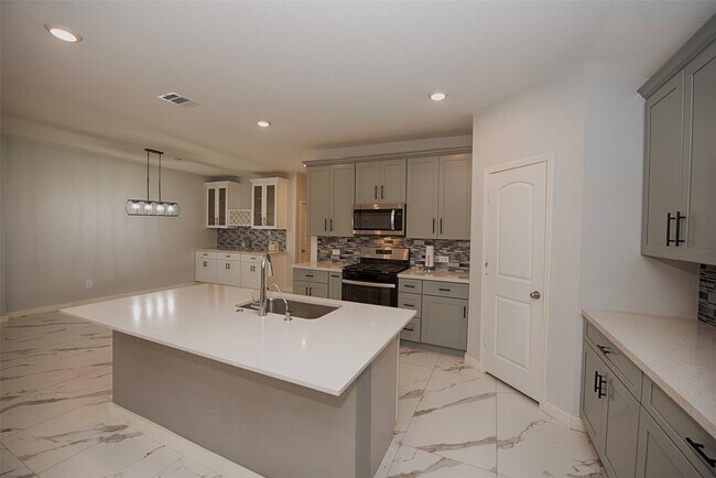 Building Photo - 15223 Mayflower St