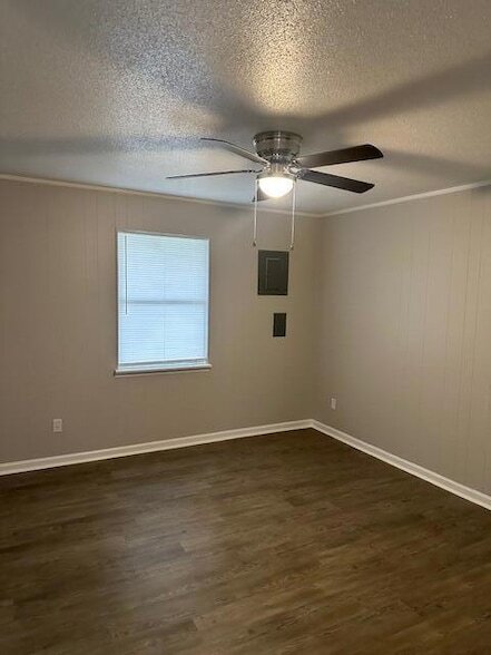 Building Photo - 711 20th St SE