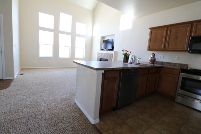 Building Photo - 3bdrm 3bath home with 2 car garage