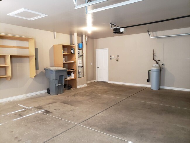 Building Photo - Beautiful 4 bed 2 bath home with 3 car gar...