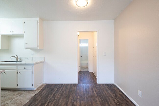 Building Photo - 1 MONTH FREE ~ 1BR at a Great Price ~ Just a Block from the Beach!