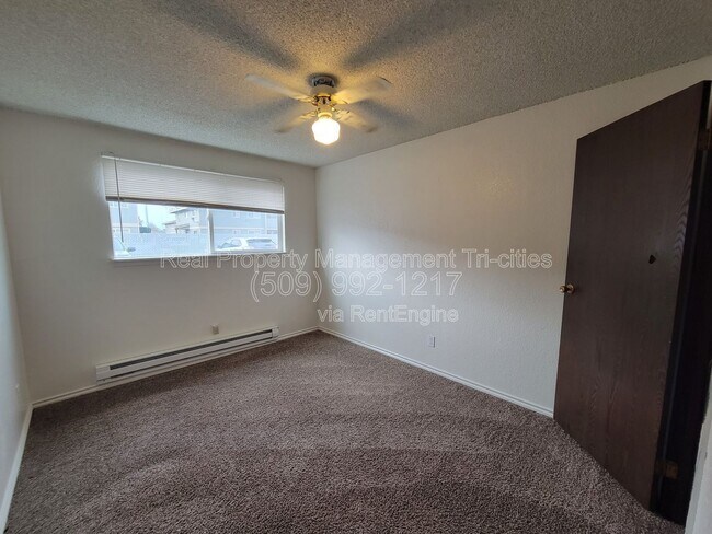 Building Photo - 3121 W Hood Ave