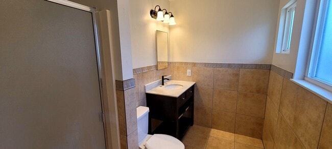Building Photo - Oxnard 3+2 home with 2-car garage $2800