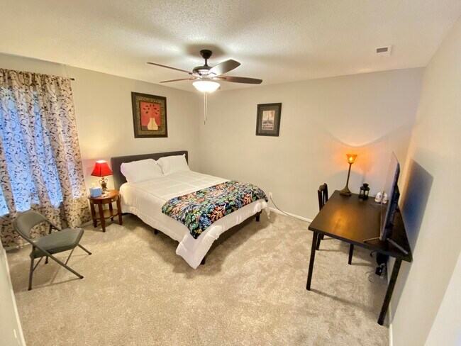 Building Photo - 5843 Amber Ln