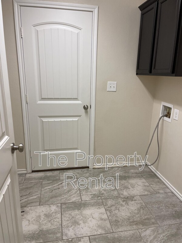 Building Photo - 9311 Sagebrush Ave