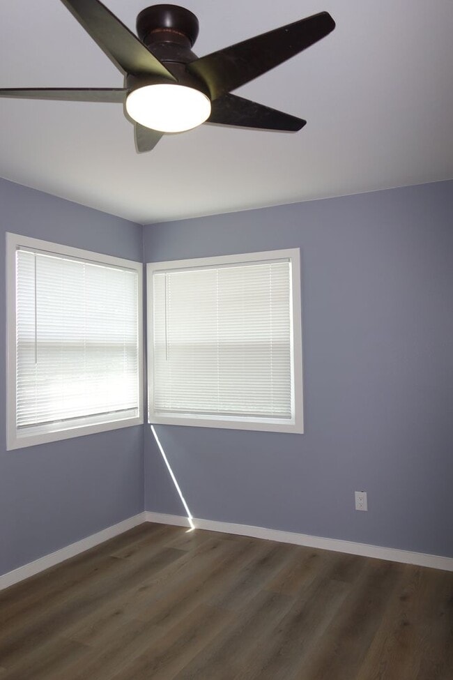 Building Photo - Cute Country Living!