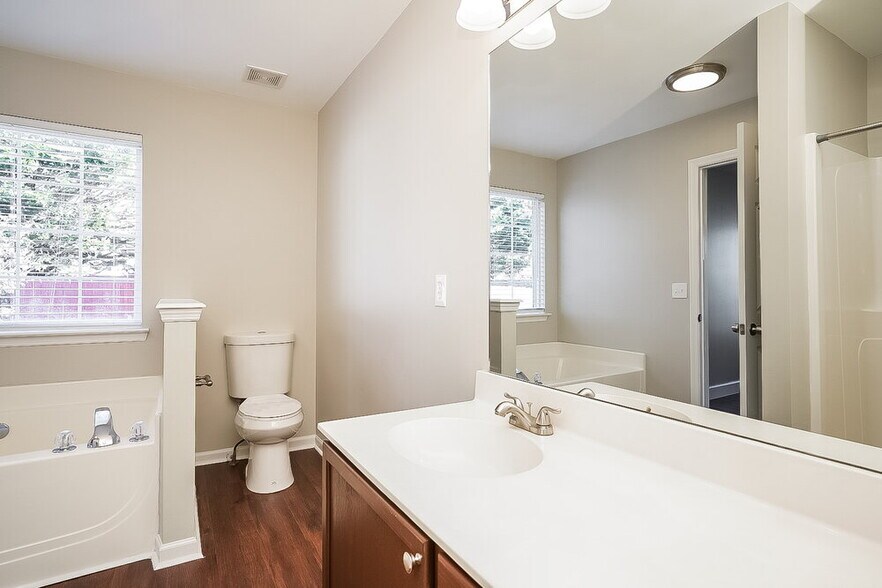 Building Photo - 102 Meadow Crest Ct