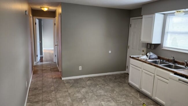 Building Photo - 3 bedroom with bonus room