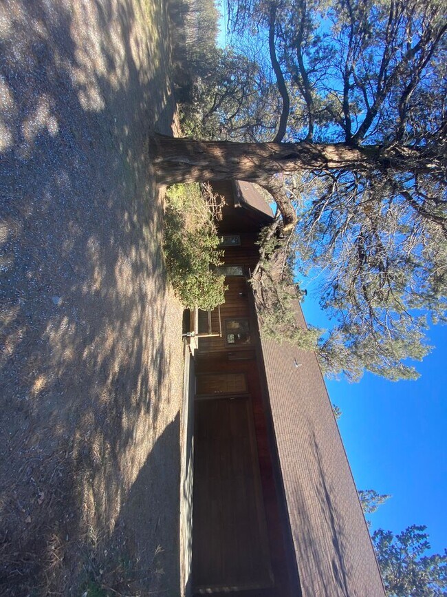 Building Photo - Rustic Charm Just North of Bend