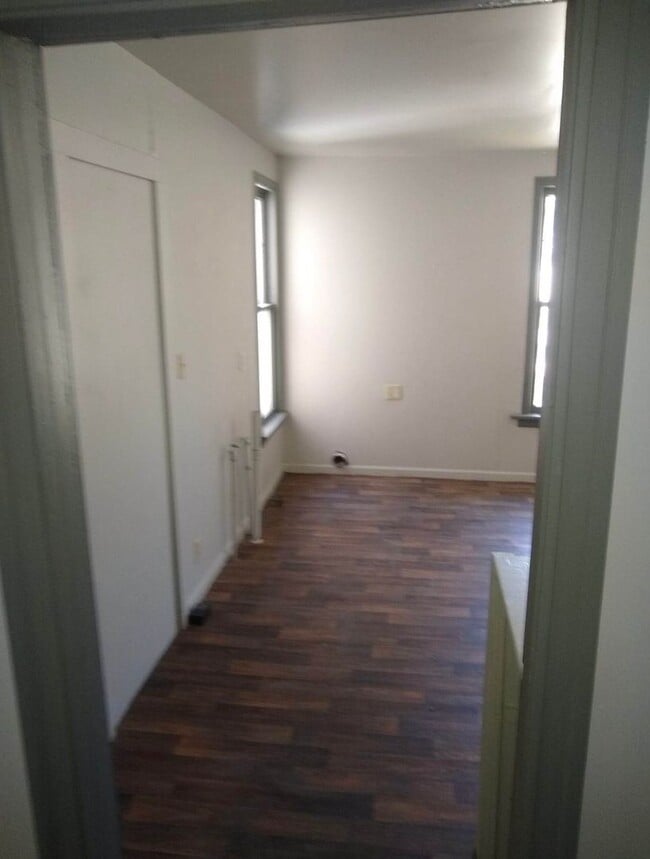 Building Photo - $795 - 2 bed 1 bath - Single Family Home