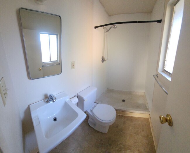 Building Photo - 4 bed 2 bath spacious home with 2 car garage in SLO!