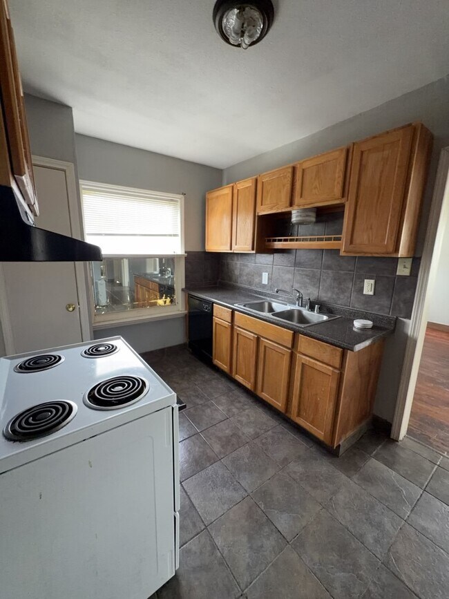 Building Photo - 1552 Lombardy St